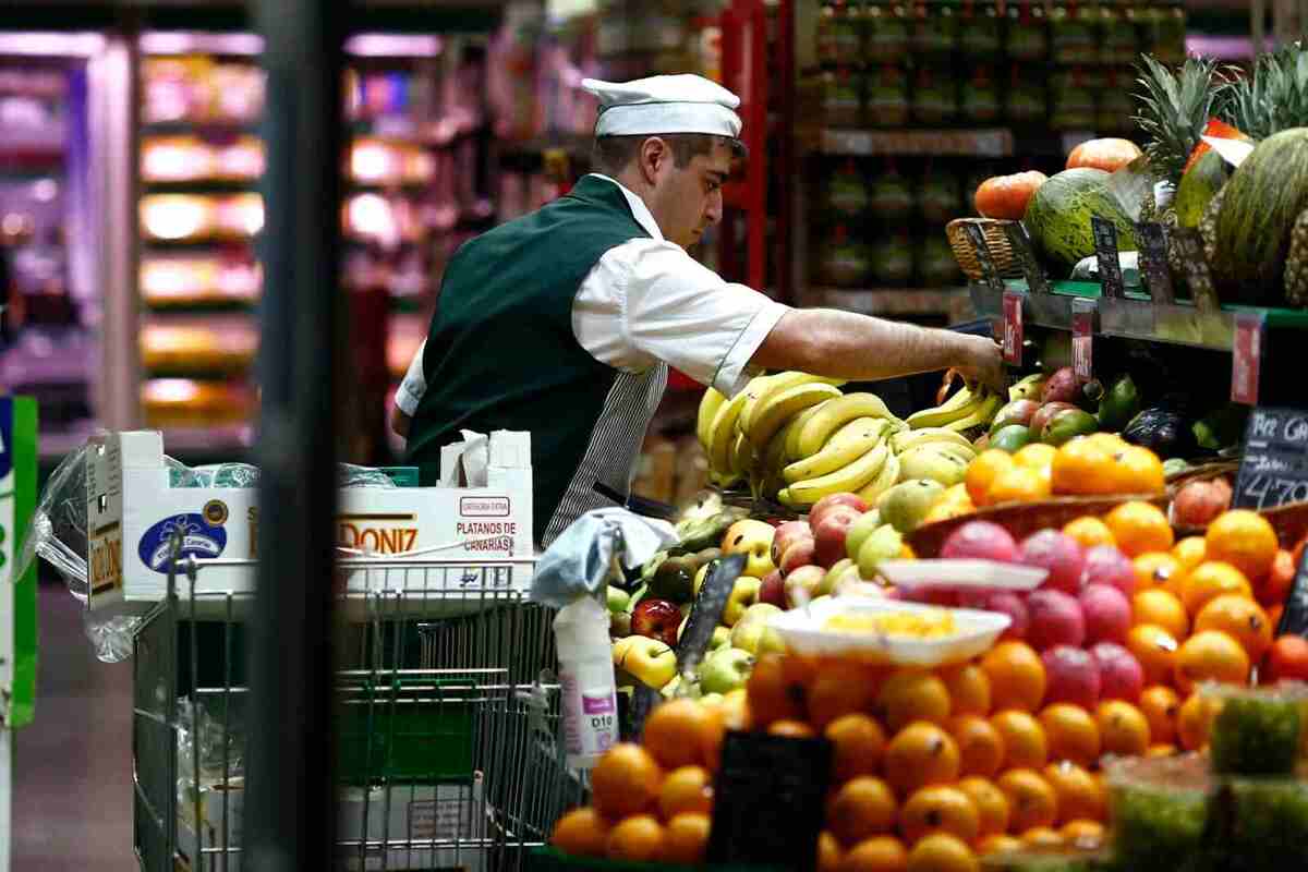 El Supermercat De Tota La Vida Que Es Recupera Poc A Poc La Gent Hi