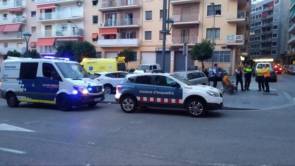 Simula un atropellament llençant se contra un cotxe