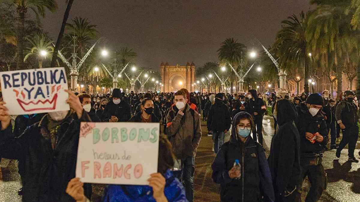 Unes Persones Protesten A Barcelona Per L Empresonament De Pablo Has L