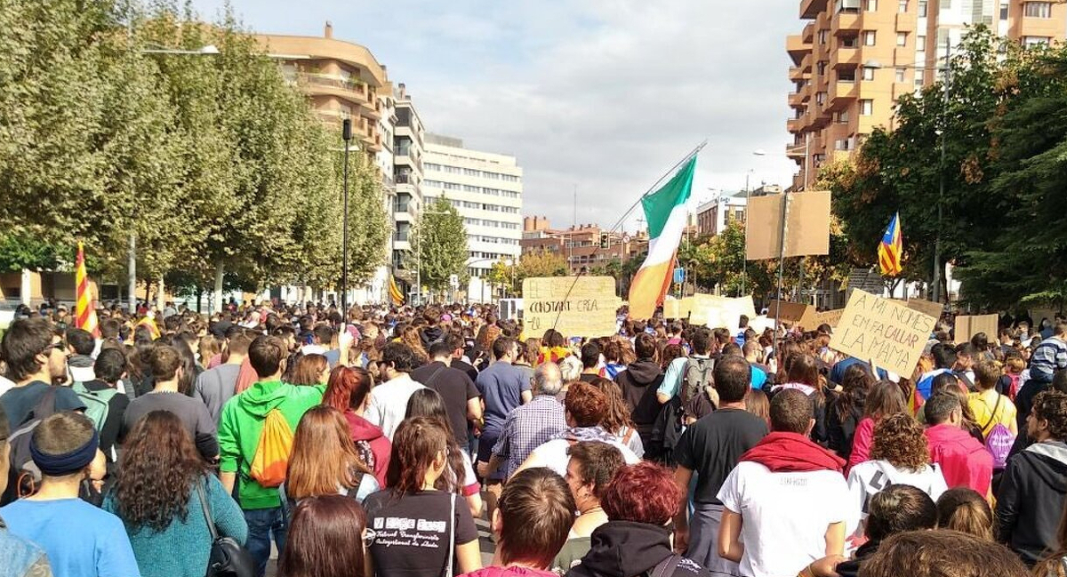 Milers De Persones Omplen Els Carrers De Lleida En La Primera