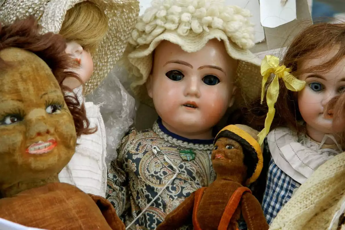 Muñecos diabólicos: qué son (y 5 historias reales muñecos que se mueven solos)