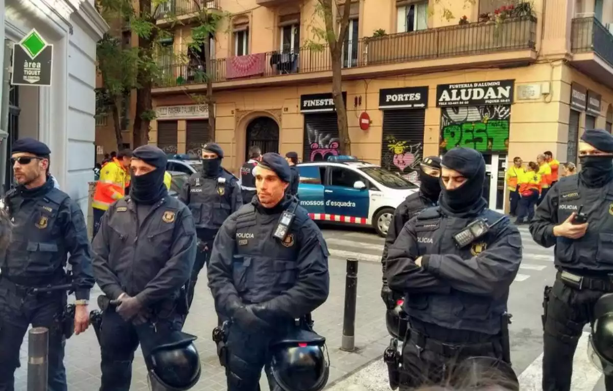 Agents de la BRIMO dels Mossos a Poble Sec, a Barcelona.