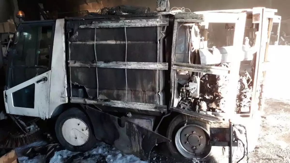 Els Bombers han extingit un incendi originat en un camió de neteja a Calaf, a l’Anoia