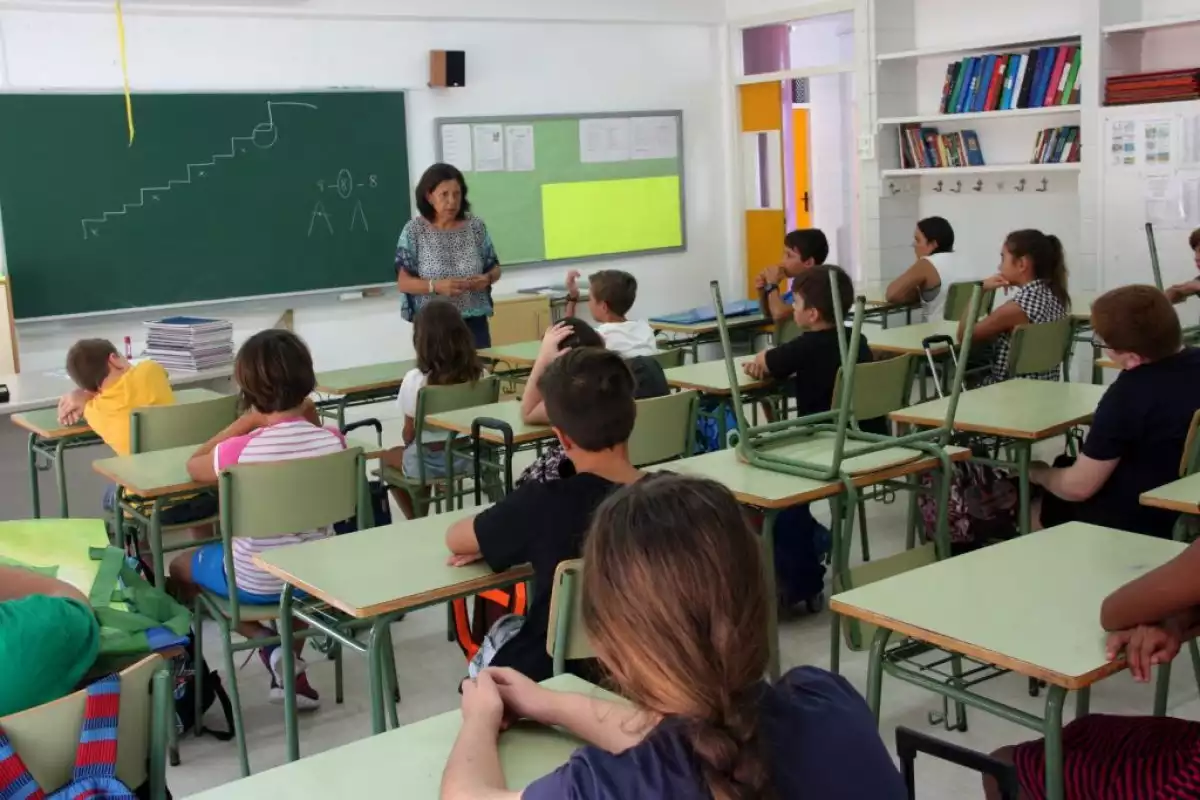 Imatge d'una professora donant classes