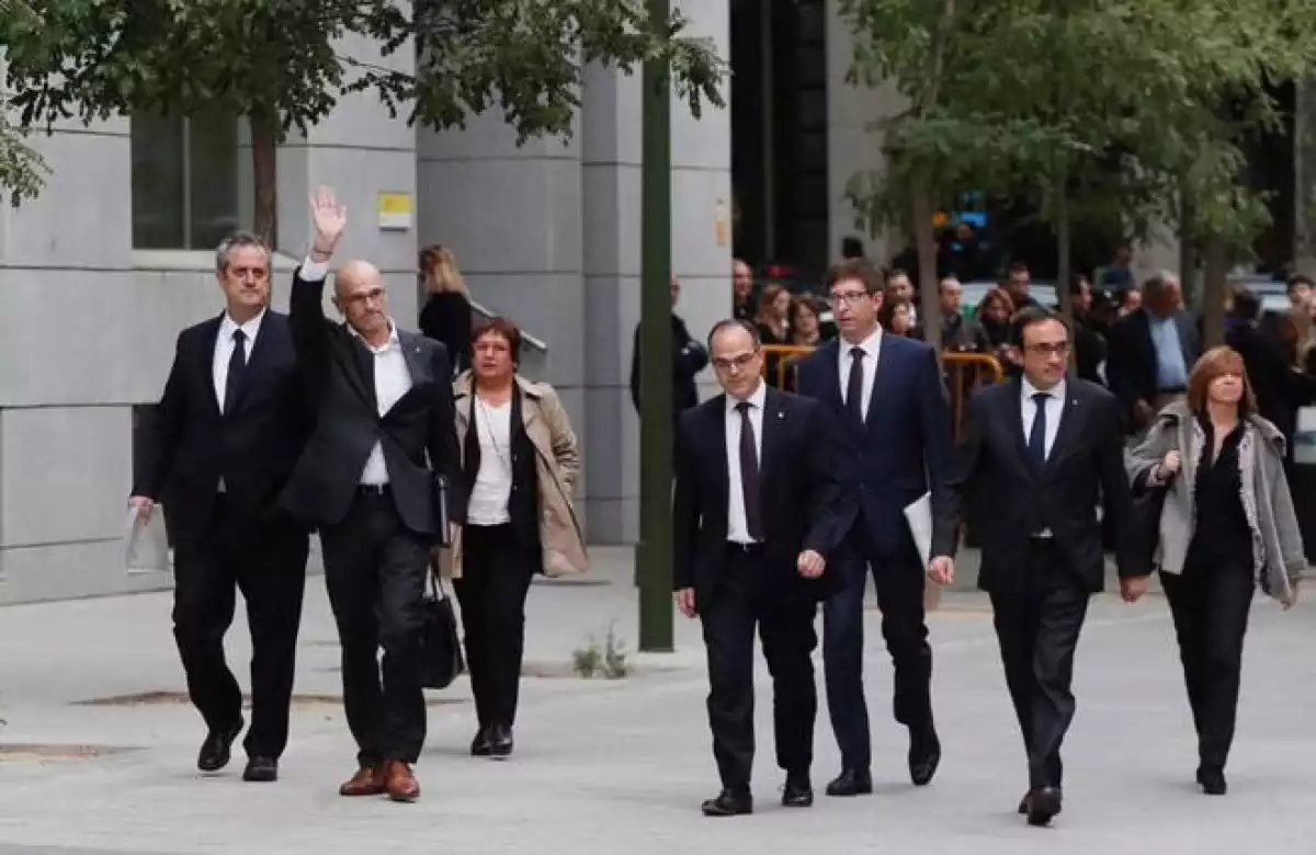 Els presos polítics catalans caminant pel carrer