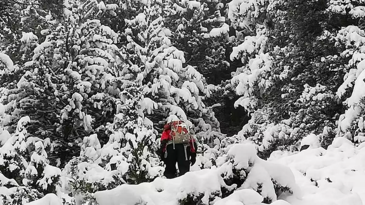 Una persona caminant per una muntanya nevada