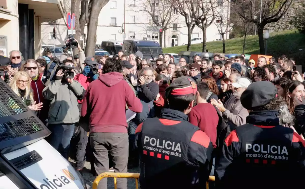 Moment de la sortida d'un dels alcaldes detinguts a la comissaria de Girona.