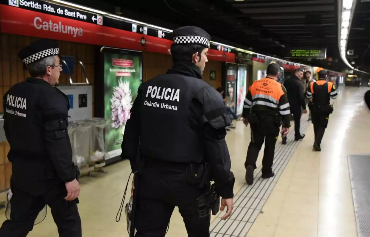Agents de l'USP de la Guàrdia Urbana i de l'ARRO dels Mossos a l'estació de plaça de Catalunya.