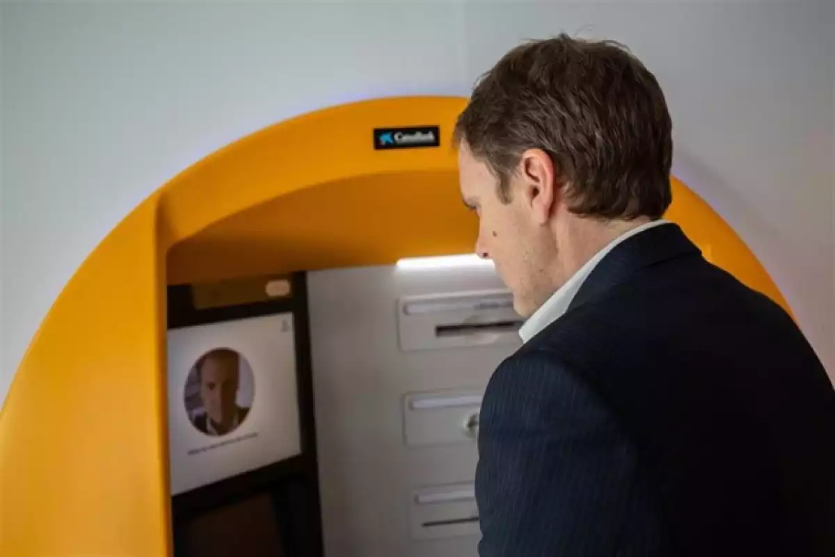 CaixaBank presenta un sistema de reconeixement facial per treure diners