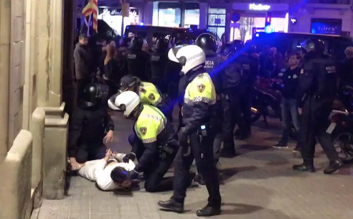 Dos detinguts per intentar agredir un grup d'independentistes al centre de Barcelona.