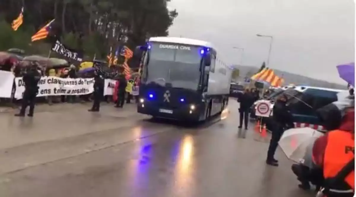 Els presos sobiranistes abandonen Brians 2 amb l'autobús de la Guàrdia Civil