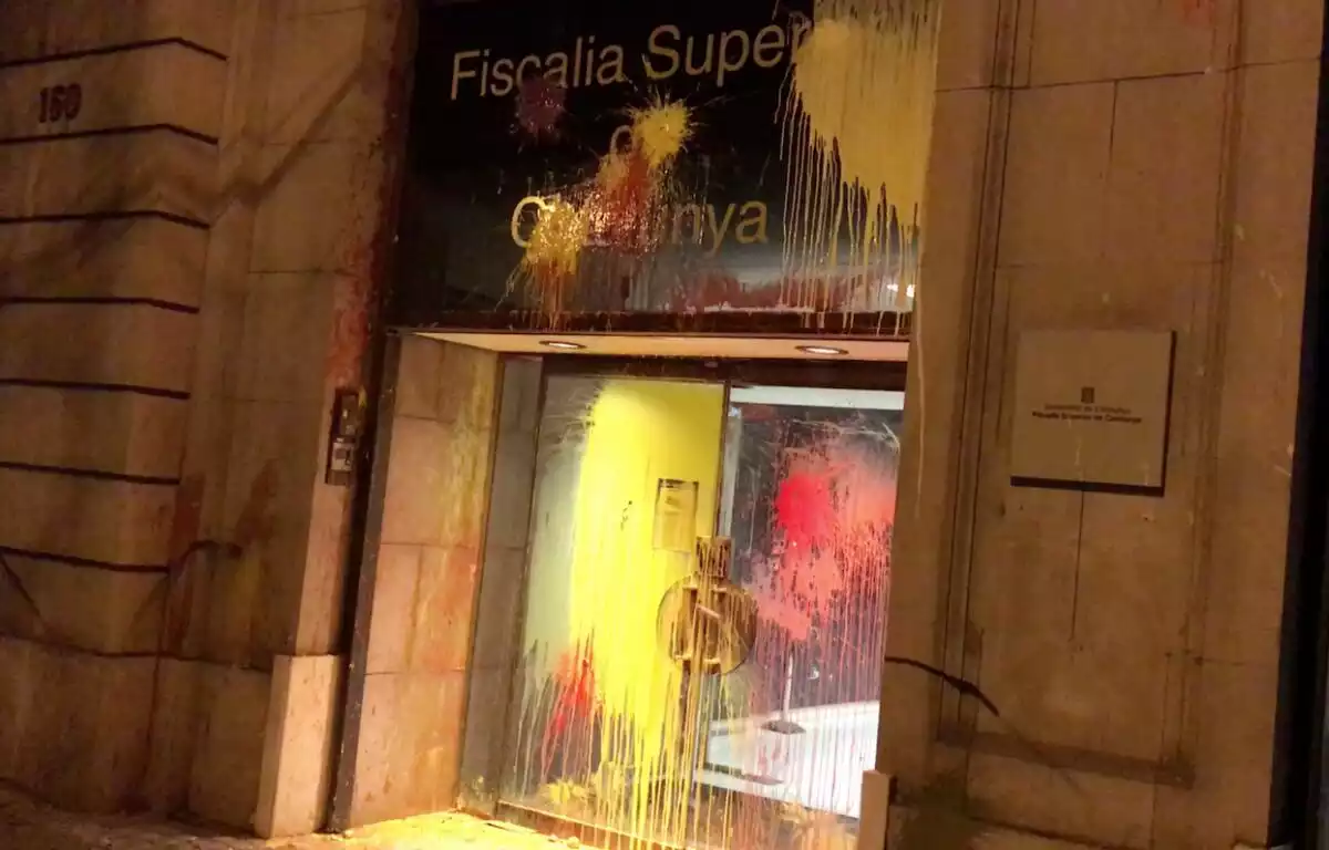 Porta de la Fiscalia Superior de Catalunya a Barcelona, atacada pel CDR.