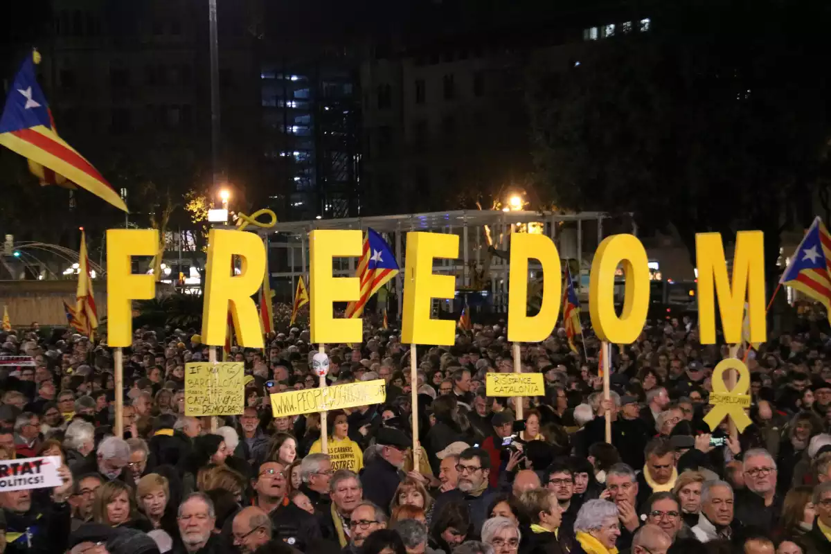 Milers de persones han omplert Plaça Catalunya en contra del procés judicil de l'1-O