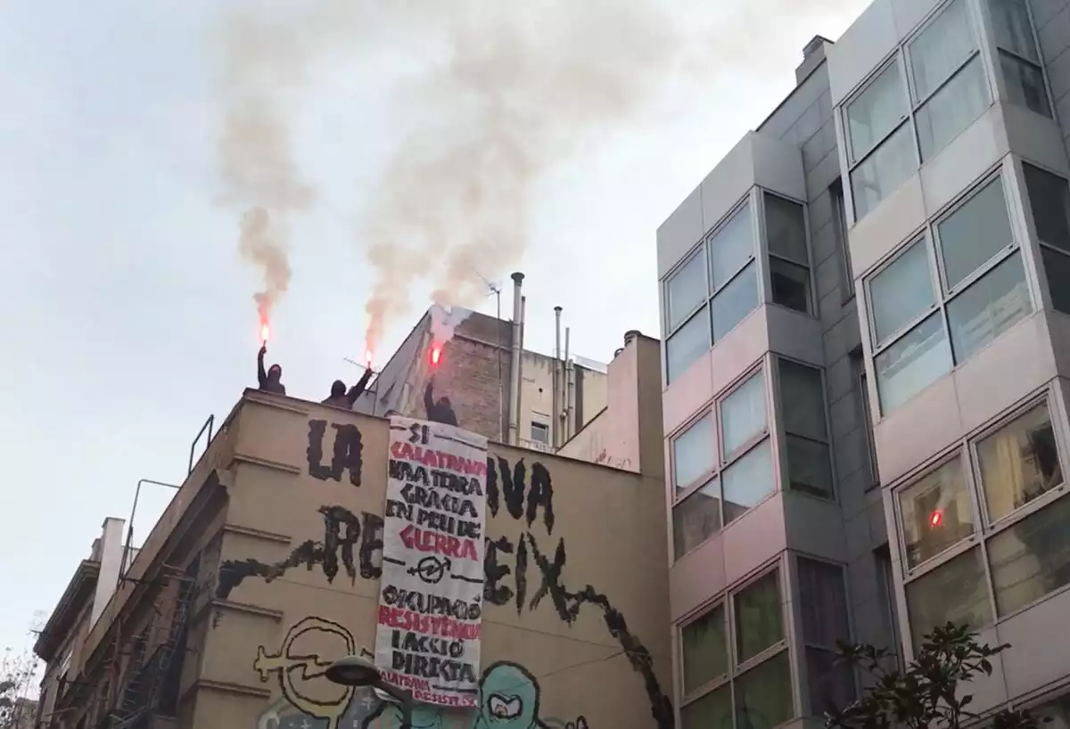 Tres okupes al terrat de Ka La Trava, al barri de Gràcia.