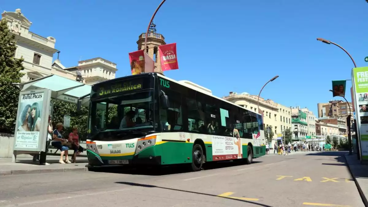 La dona ha estat atropellada quan esperava l'autobús a Sabadell