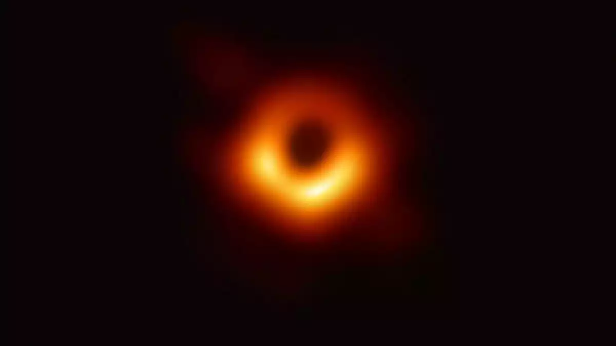 La primera imatge de la història d'un forat negre