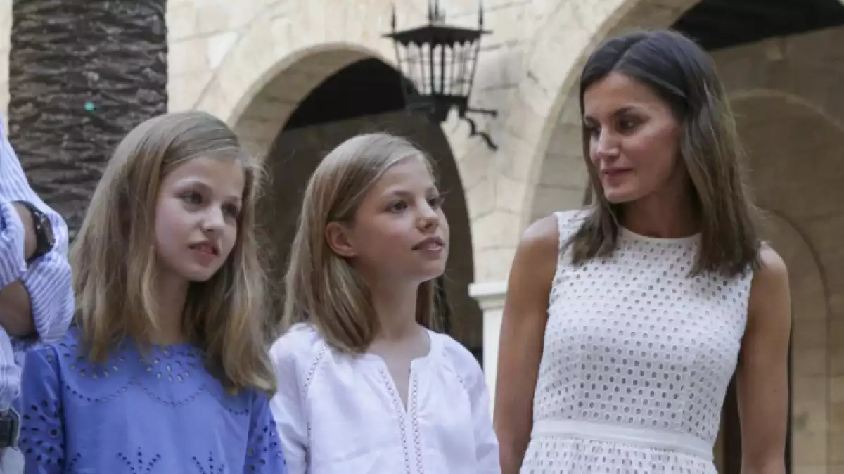 La reina Letícia ha volgut passar desapercebuda amb les seves filles durant el vol