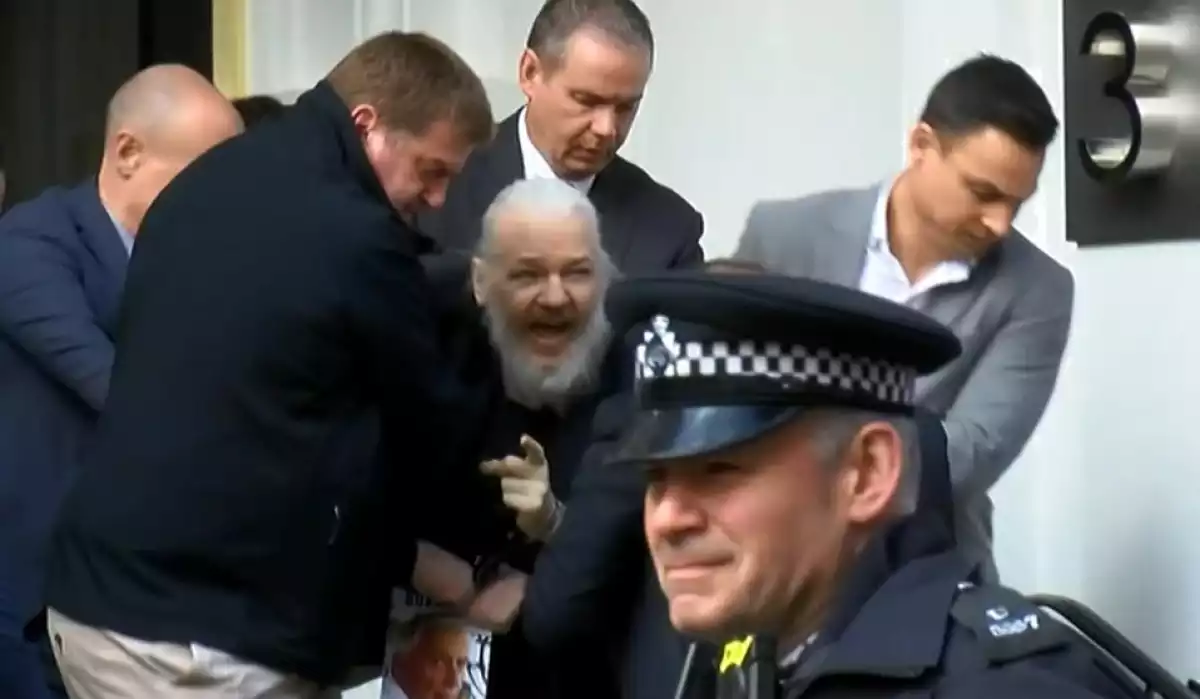 Moment de la detenció d'Assange, a les portes de l'ambaixada de l'Equador a Londres