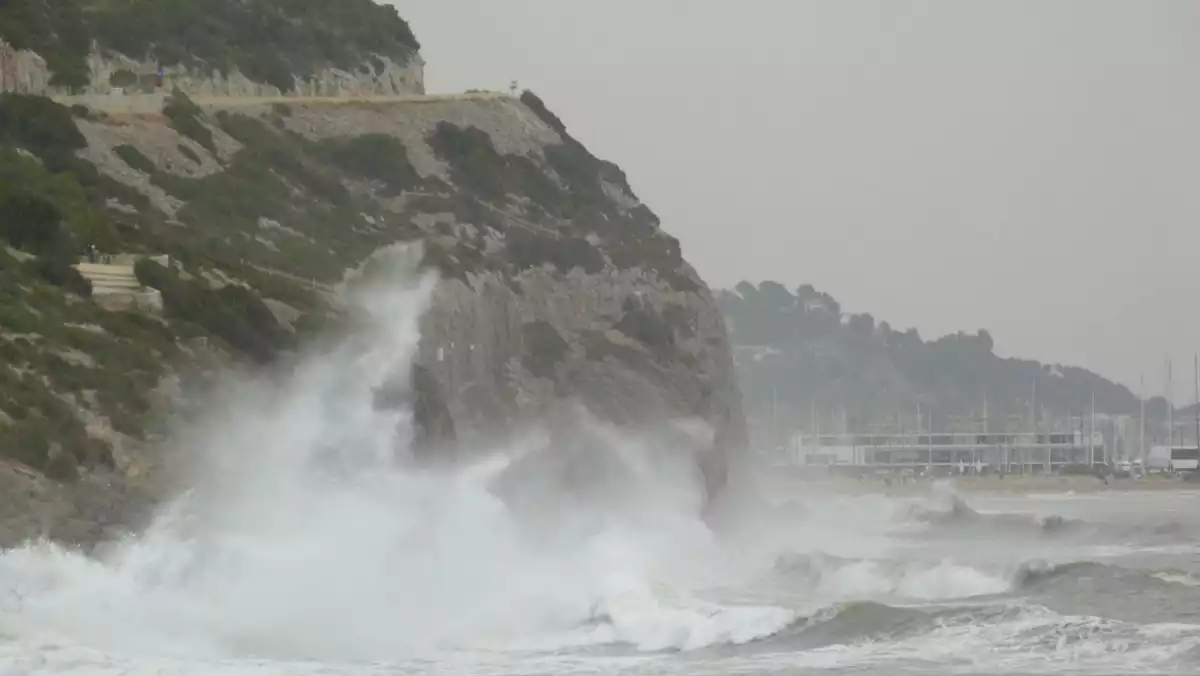 El temporal de mar va ser molt dur a tota la costa catalana per Setmana Santa