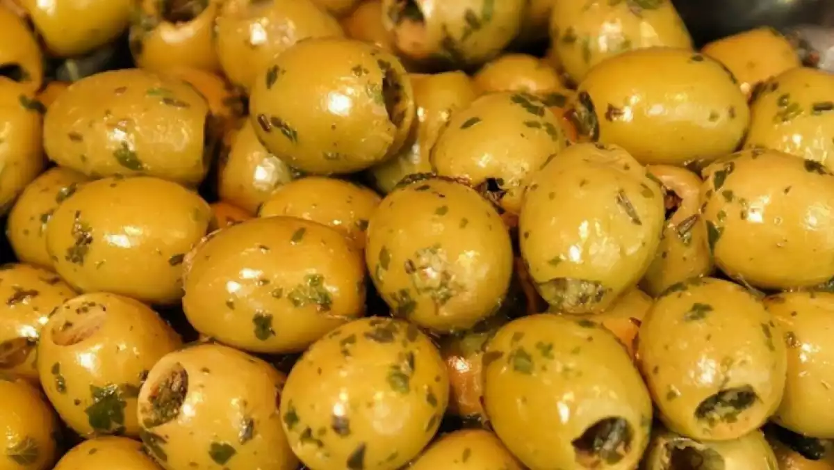 La pasta està elaborada amb olives i pa ratllat no declarat en l'etiquetatge