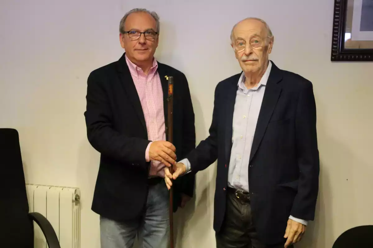 Lluís Caldentey, ex alcalde de Pontons, entregant la vara de batlle a Josep Tutusaus
