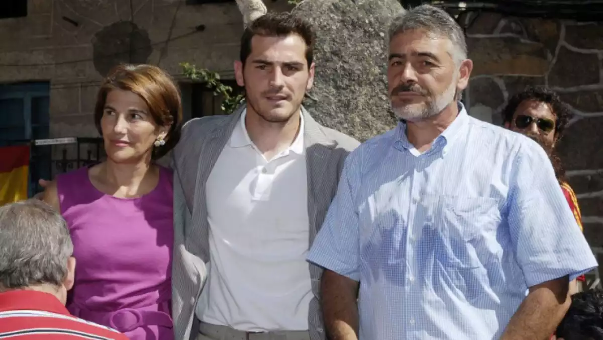 Iker Casillas i els seus pares s'uneixen en els mals moments
