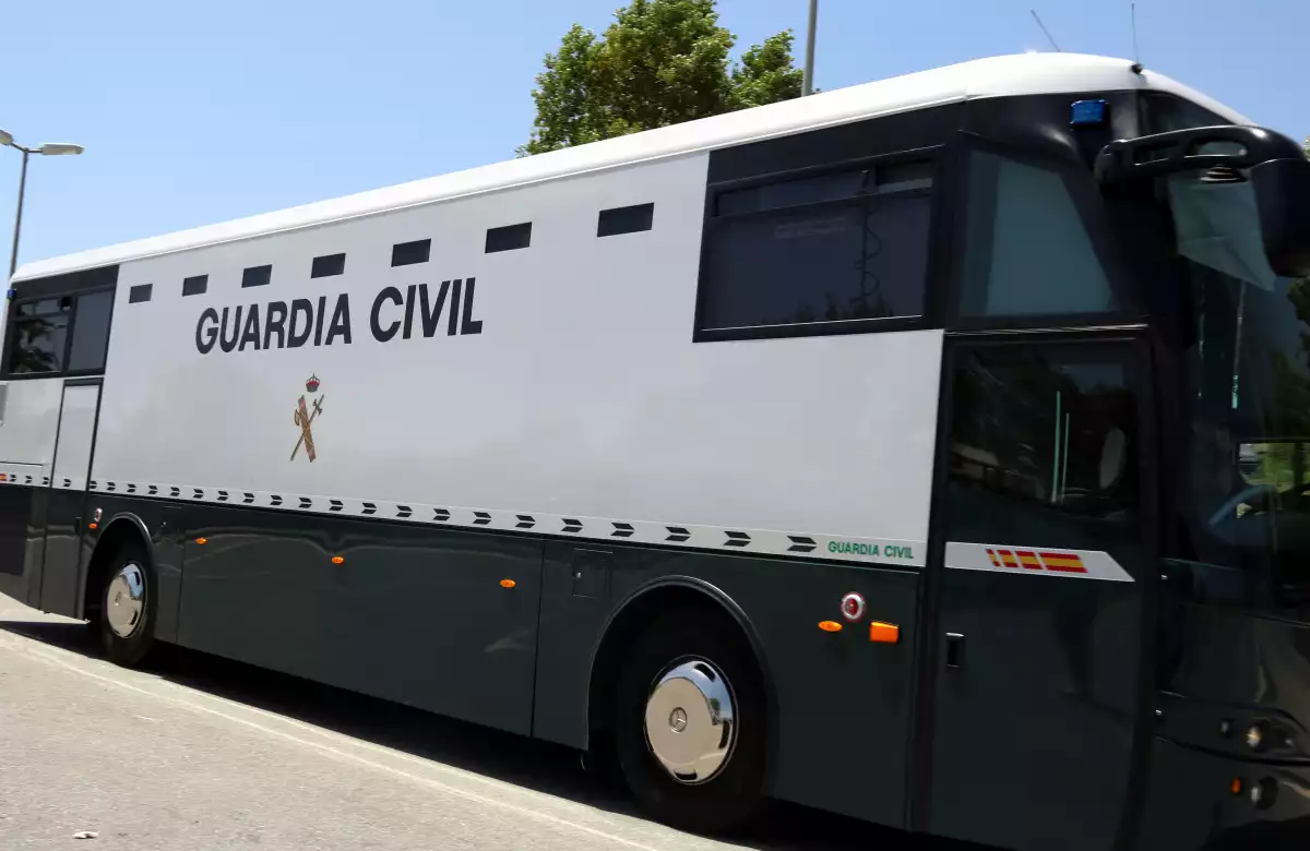 Imatge de l'autobús que ha transportat els presos sobiranistes