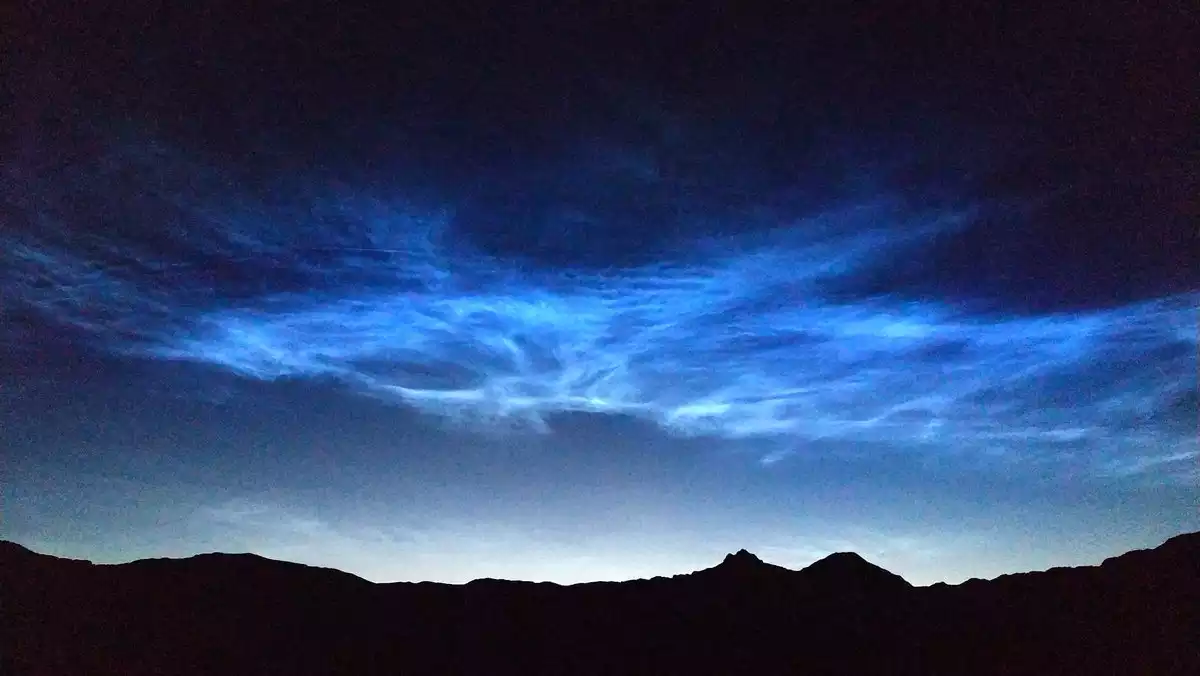 Imatge dels núvols noctilucents descoberts, aquest cas des del massís de la Maladeta, al Pirineu aragonès