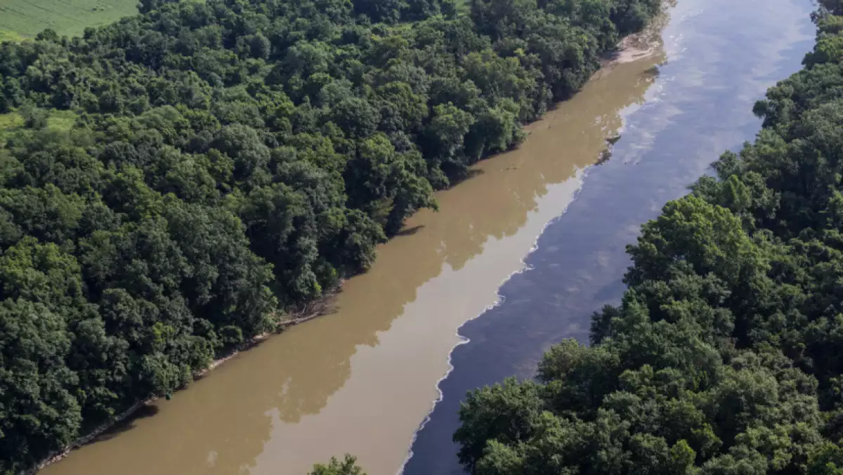 Imatge aèria del riu nord-americà contaminat amb whisky