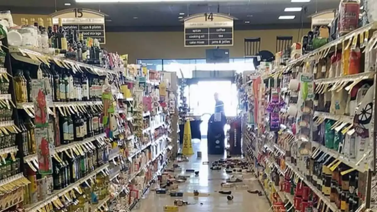 Imatge de les destrosses en un supermercat per culpa del fort terratrèmol