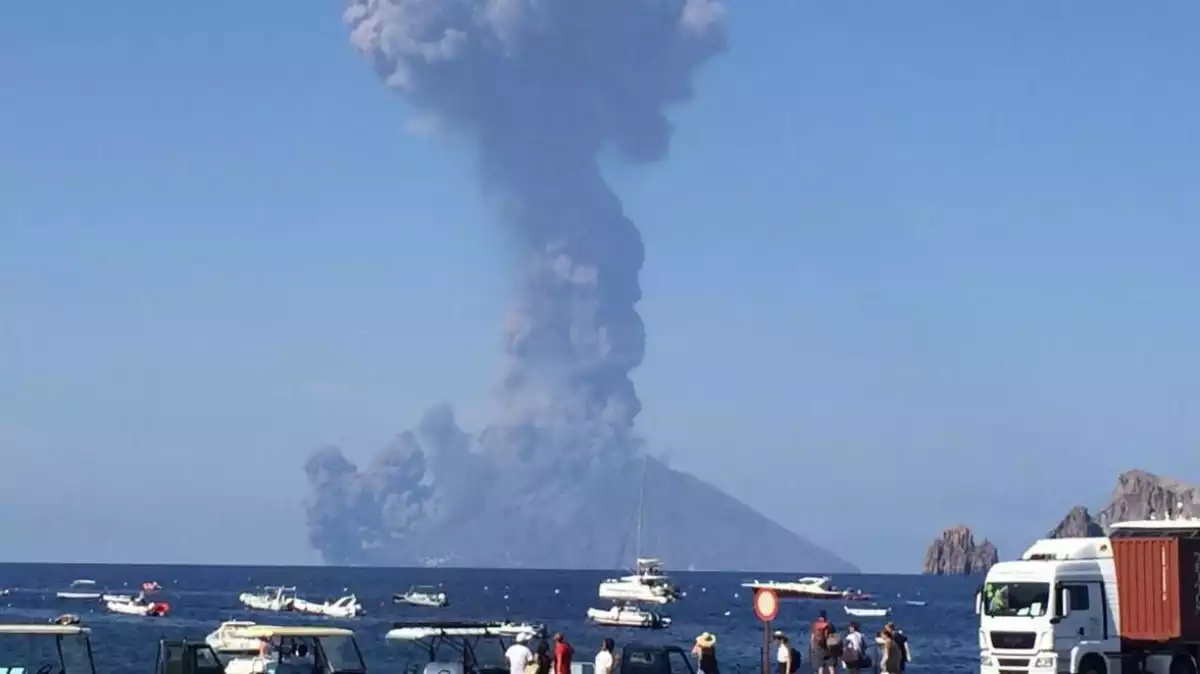 Imatge de l'espectacular erupció del volcà Stromboli