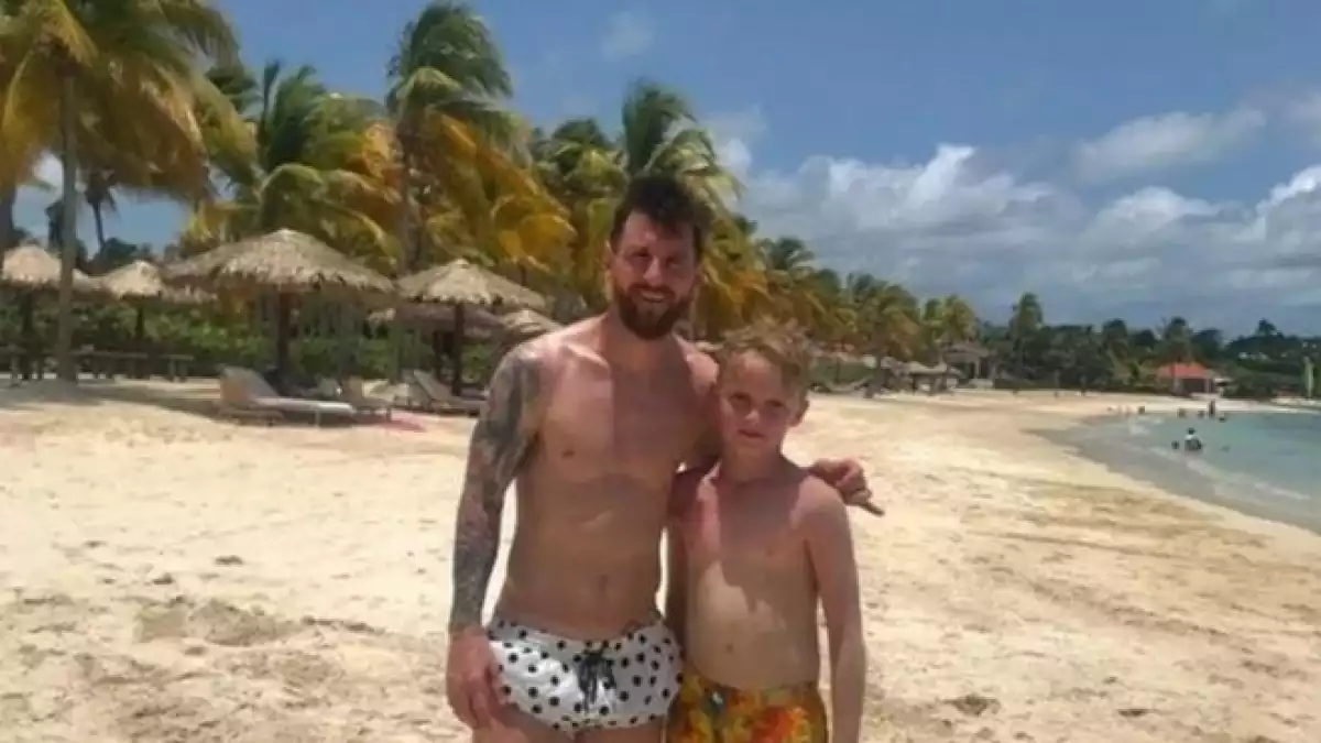 Leo Messi i Mackenzie O'Neill a la platja d'Antigua i Barbuda