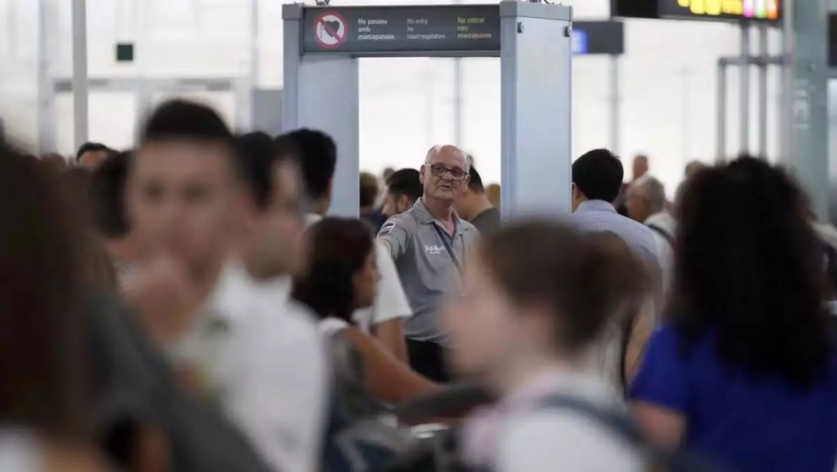 Imatge d'un vigilant de seguretat a l'aeroport del Prat.