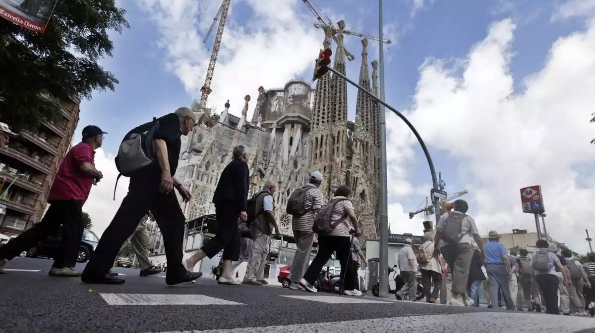 Turistes passejant per Barcelona