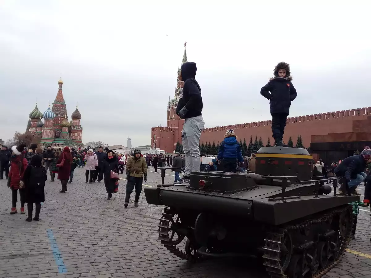 Dos nens pujats dalt d'un carro de combat, a Kazan.