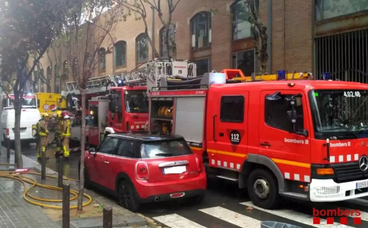 En l'extinció de l'incendi han treballat set dotacions dels Bombers de la Generalitat