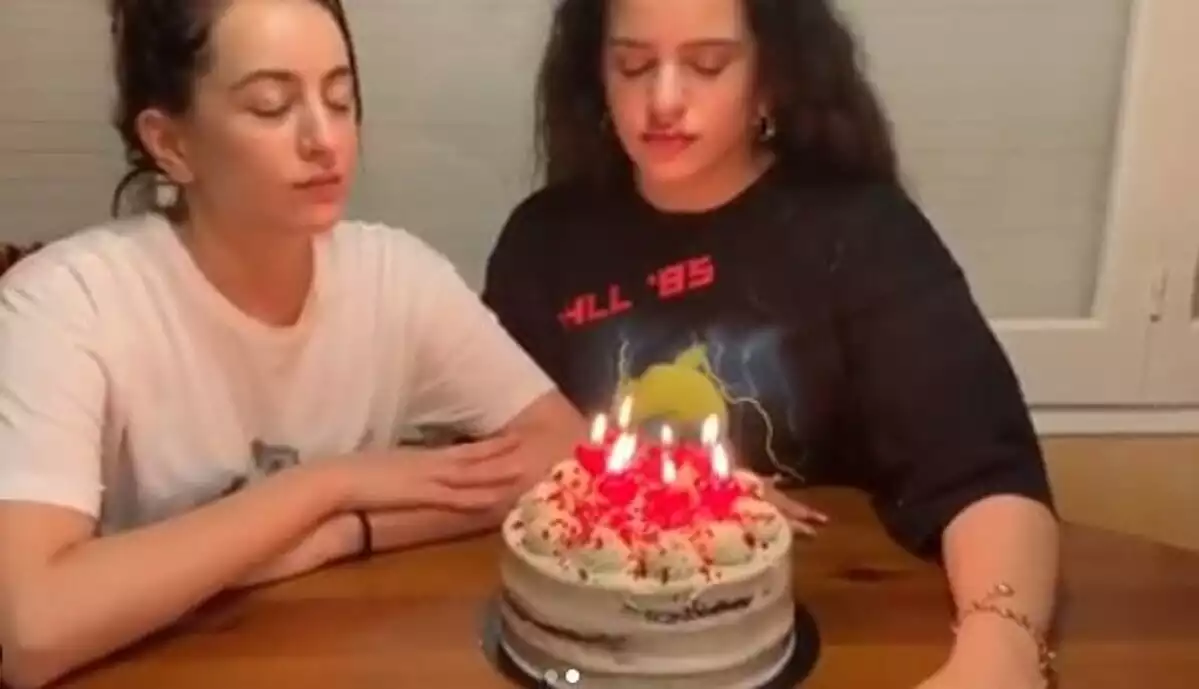 Rosalía bufa les espelmes del seu pastís amb la sega germana