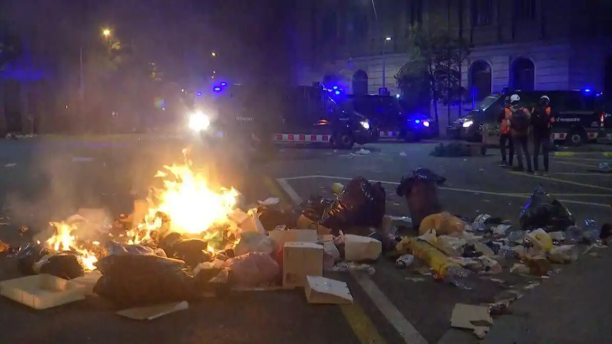 Els manifestants han cremat una barricada al carrer Pau Claris