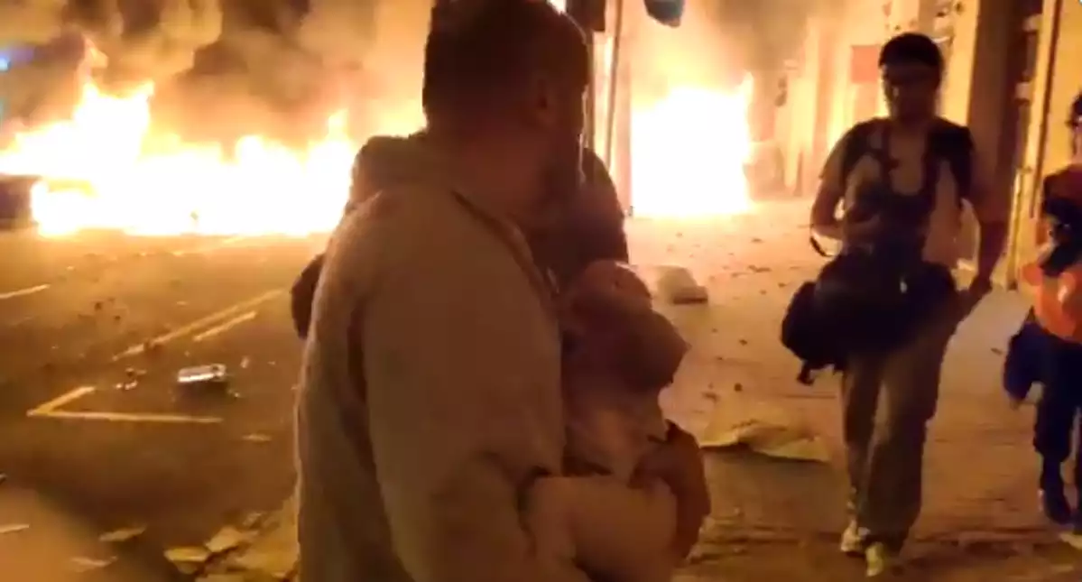 Imatge del pare fugint de les flames per protegir el menut