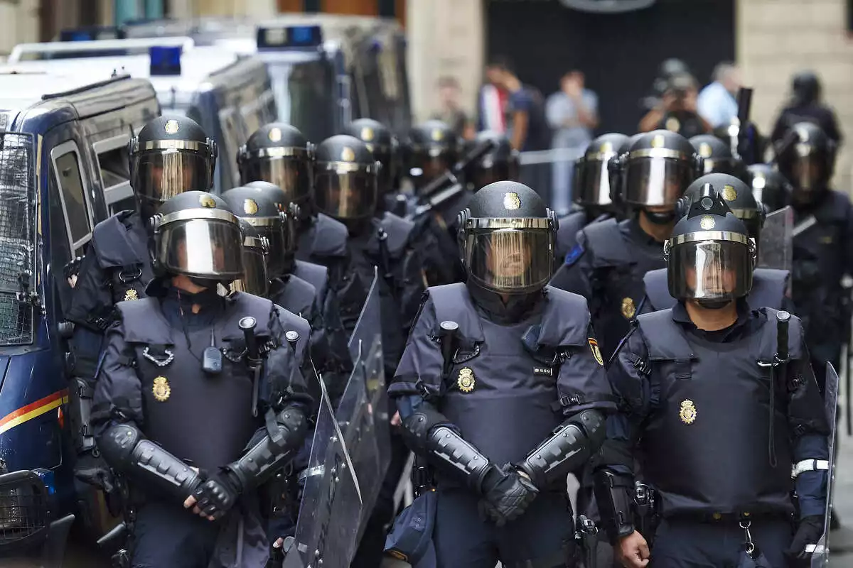 Imatge dels policies nacionals desplaçats a Barcelona