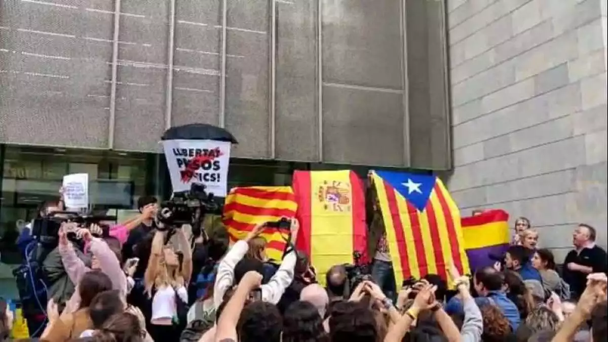 increpen una persona per portar una bandera d'Espanya