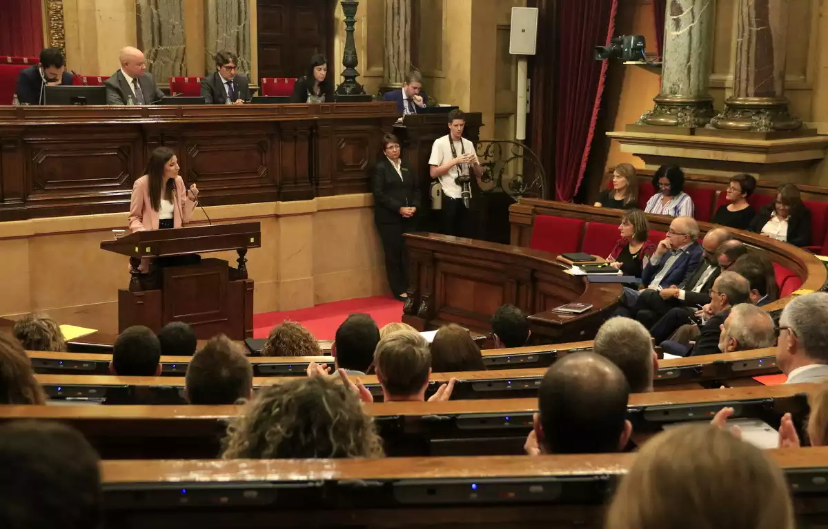 La candidata a la presidència del govern de la Generalitat, Lorena Roldán, durant la seva intervenció d'una hora i mitja des del faristol del Parlament.