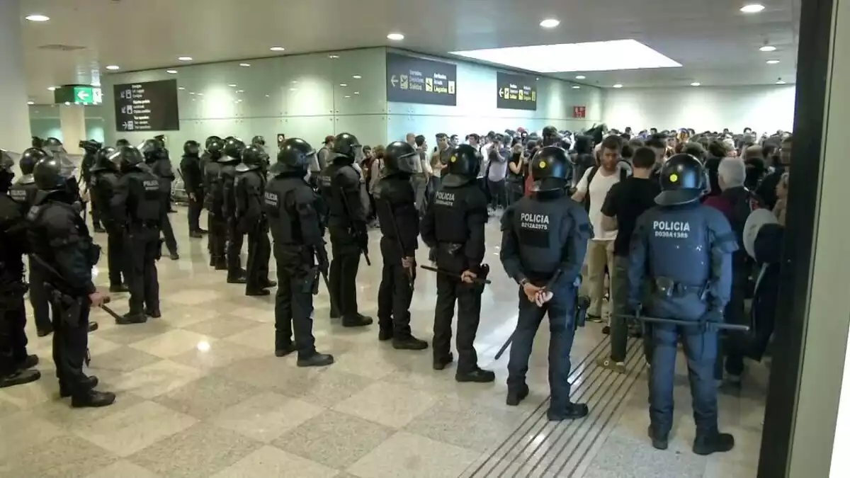 La policia a l'Aeroport del Prat