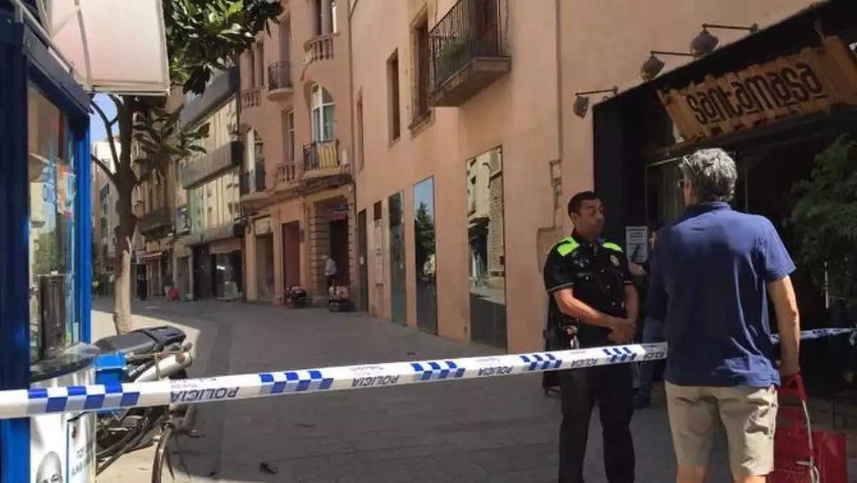 La policia va acordonar el carrer Gràcia de Sabadell després de la mort del Jove