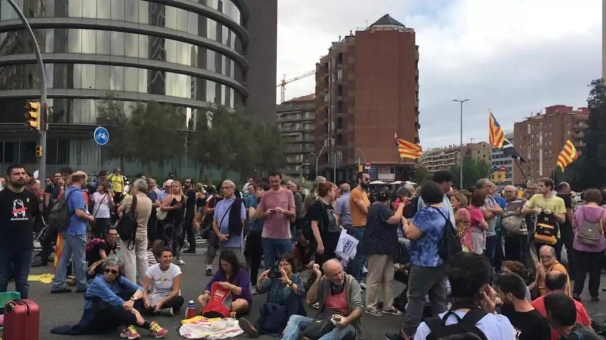 La protesta de Sants s'ha desplaçat a la plaça d'Espanya
