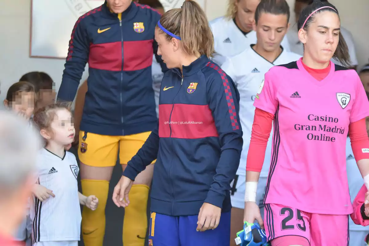 Una nena del Madrid ha hagut de donar-li la mà a una jugadora del Barça