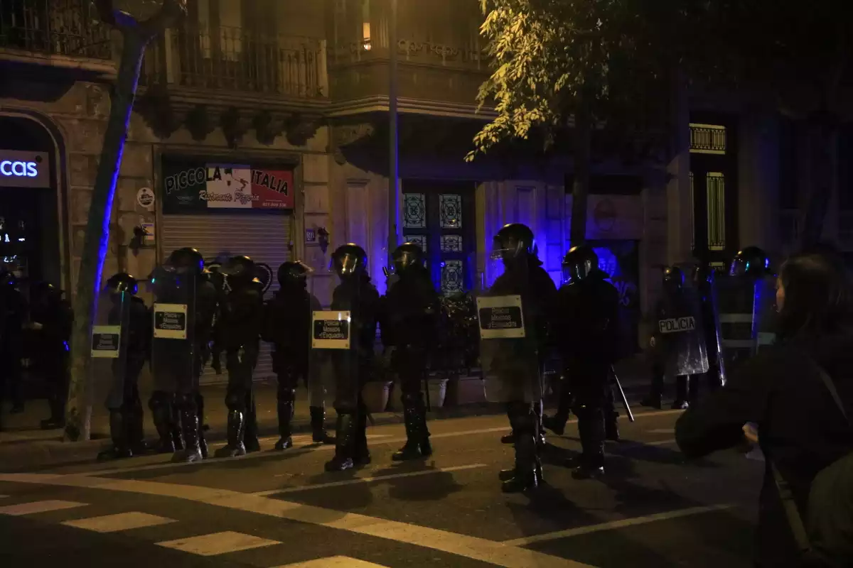 Agents antiavalots dels Mossos i de la Policia Nacional bloquejant l'accés a un carrer a Barcelona el 21 d'octubre