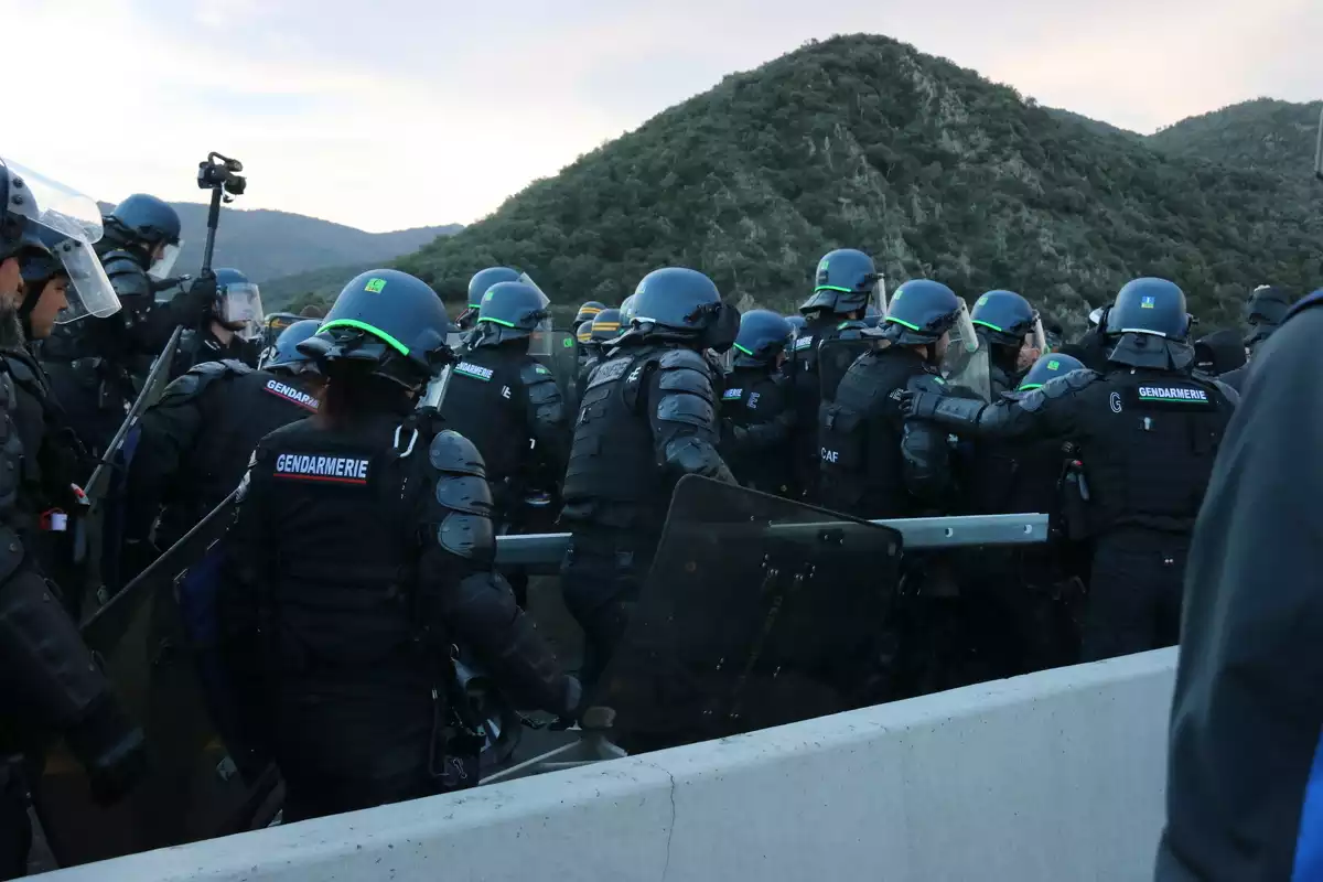 Antiavalots francesos desallotjant el tall a La Jonquera