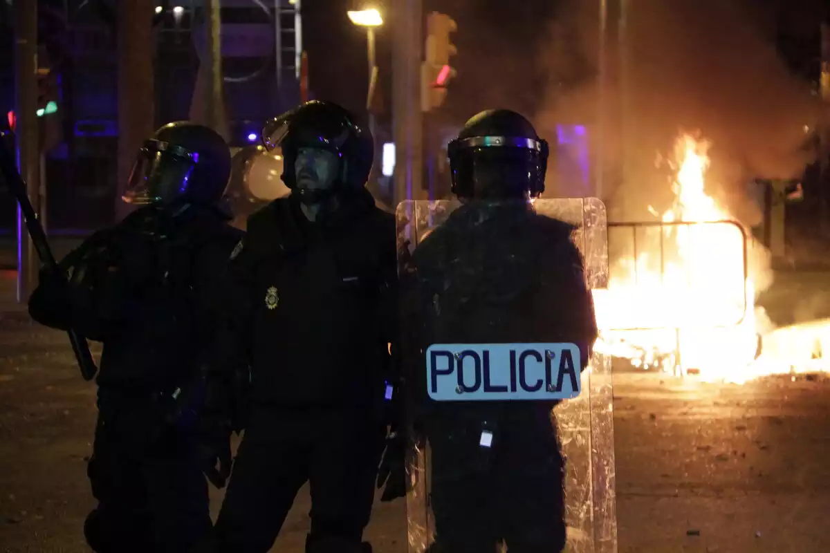 Antidisturbis de la Policia Nacional actuant durant els aldarulls a Girona el 19 d'octubre