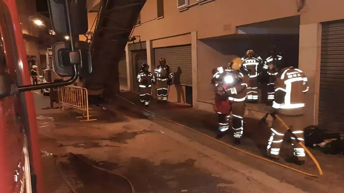 Bombers incendi Girona 9 intoxicats